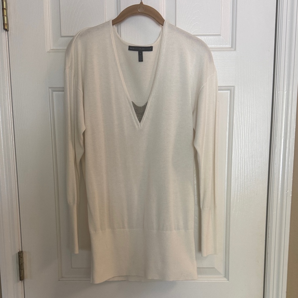 White House Black Market Cream V-Neck Pullover Sweater
